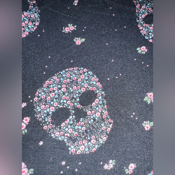Torrid Super Soft Knit Skull Top Size 2 - Picture 2 of 4